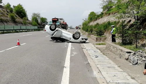 惊魂一刻 驾驶员上下眼皮“亲密接触”，小轿车福银高速“四脚朝天”